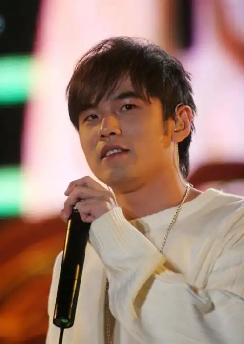 周杰伦白色毛衣