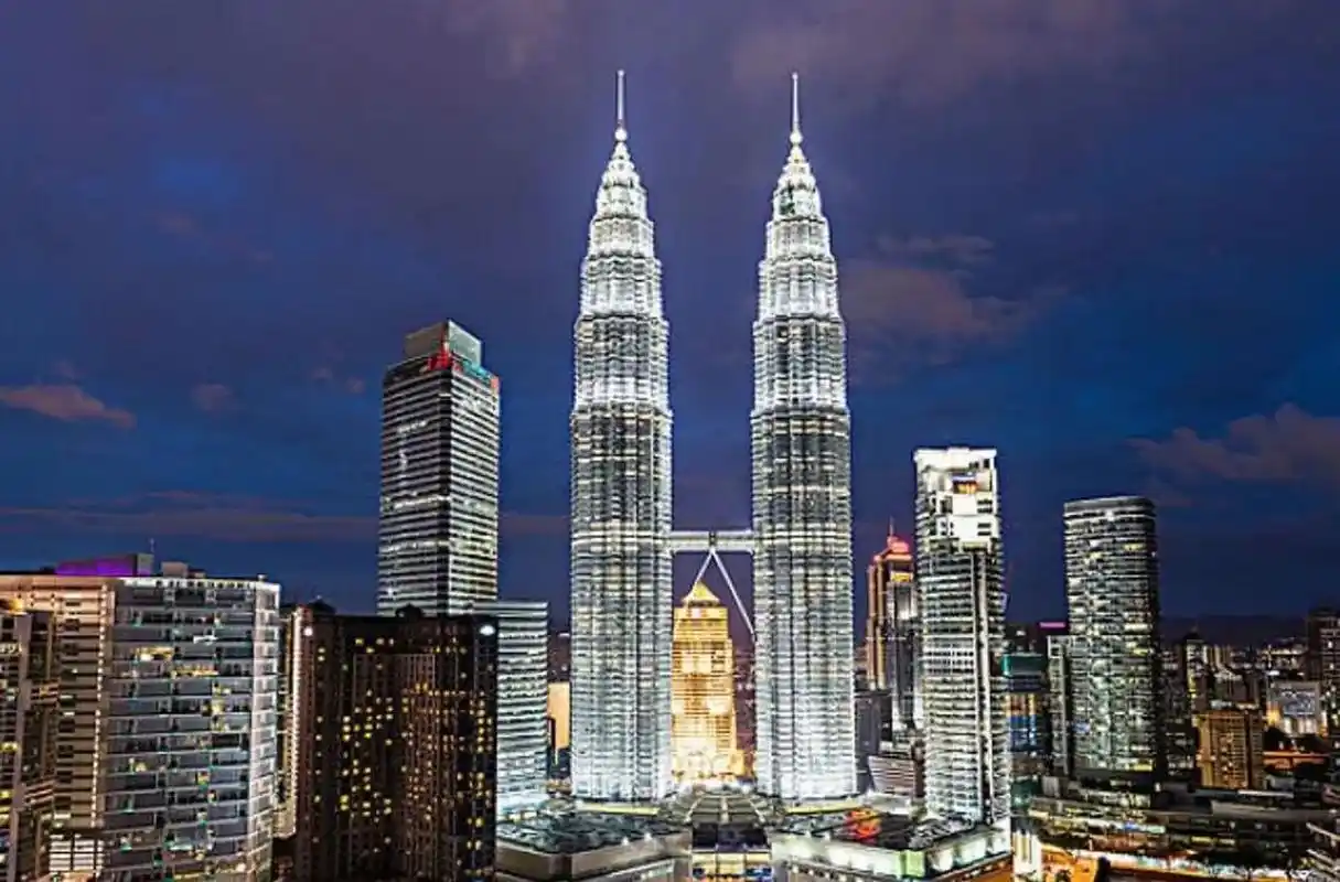 世界上最高的双子塔 吉隆坡双子塔,也被称为双峰塔,是双摩天大楼在