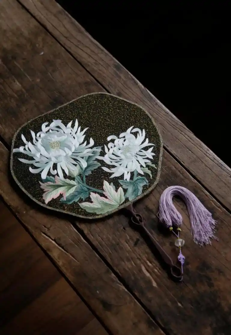 古代服饰大赏|银烛秋光,一柄缂丝团扇道尽东方之美