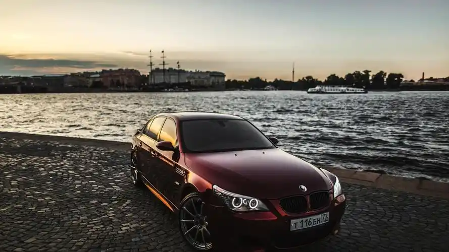 酒红色宝马e60图片高清电脑壁纸