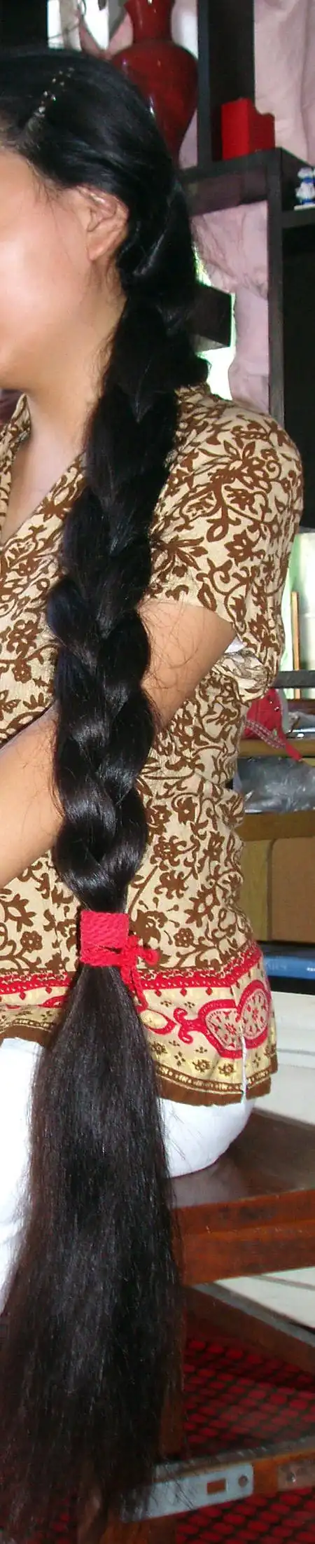 浓密粗厚的长发被编成了一条黑亮的大粗辫子 - [中国长发网]