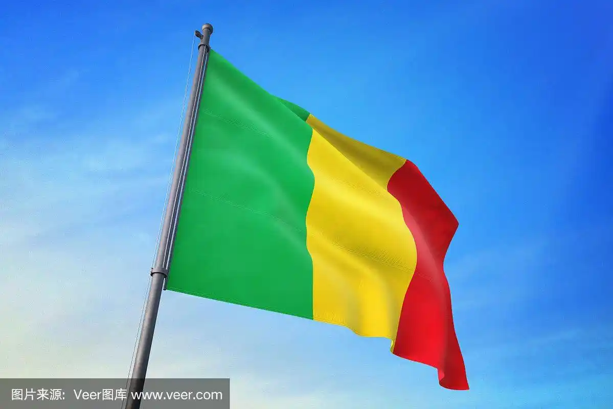 马里国旗在蔚蓝的天空中飘扬