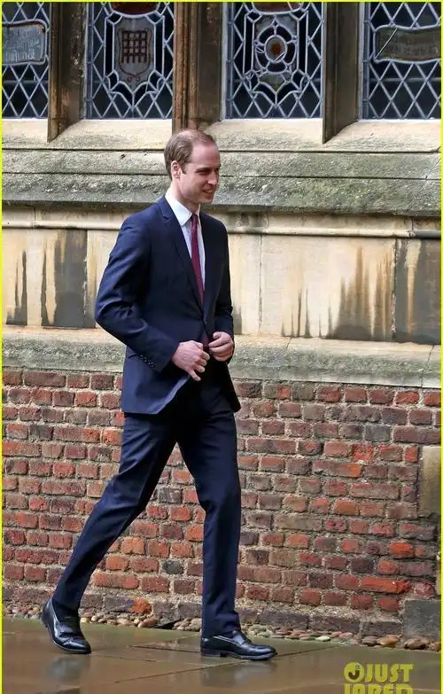 威廉王子西装笔挺入读剑桥