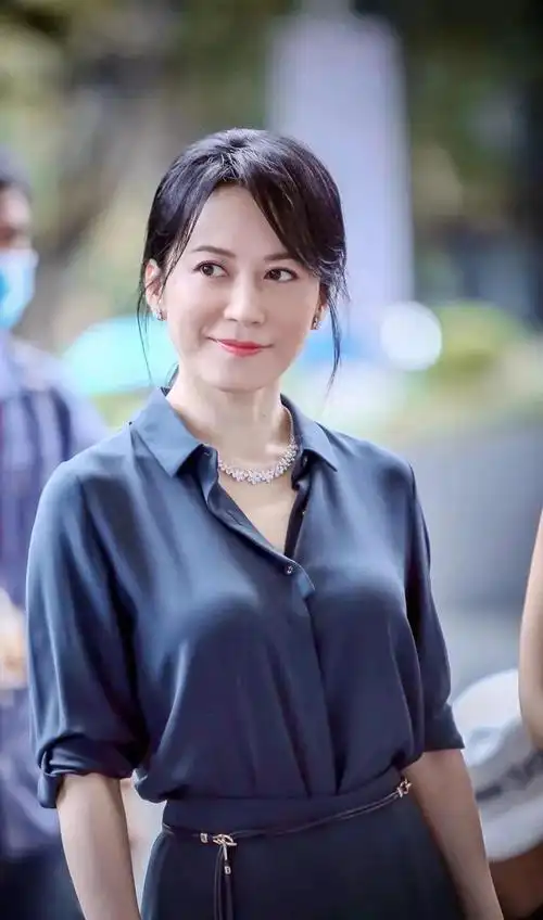 半老徐娘风韵犹存黄土埋半截了还洗脑营销保养得好该服老了