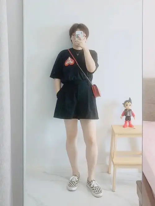 162cm130斤微胖穿搭今日红黑搭配