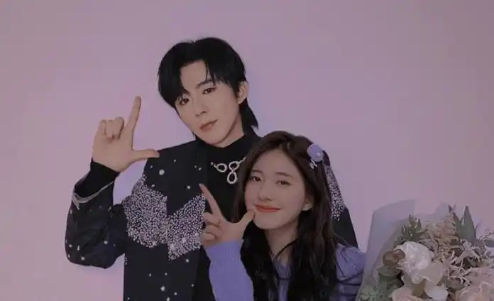 赵露思刘宇宁深夜聚会,在酒吧玩到早上4点,赵露思发福成大饼脸_cp