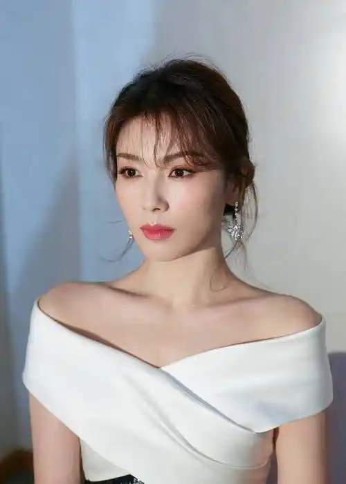 刘涛身着 st. john 黑白拼色连衣裙出席2021国剧盛典