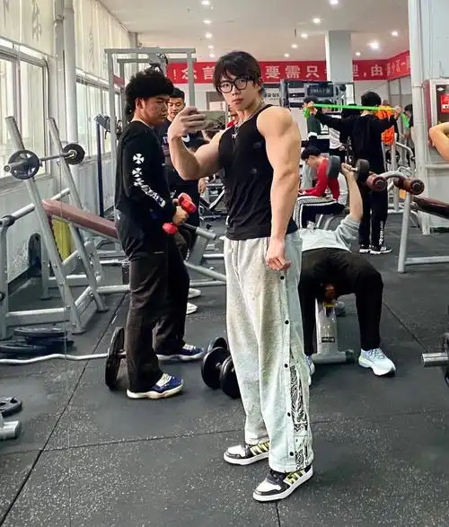 现在臂围放松是41,充血是43.