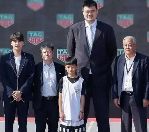 李易峰和姚明受邀出席篮球活动,完美诠释最萌身高差