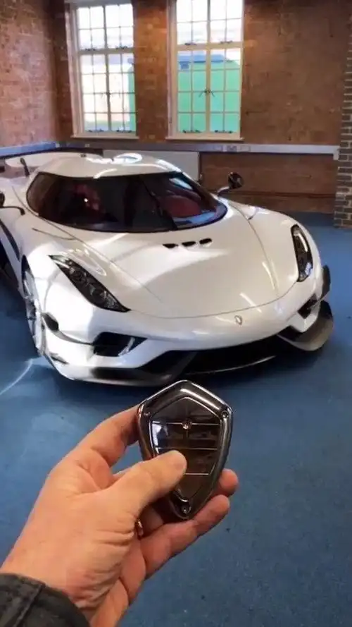 按下柯尼塞格车钥匙,打开引擎盖那刻真帅!