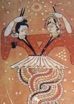 他们是兄妹结成夫妇,在汉代的石刻画像中,有人首蛇身的伏羲和女娲画像