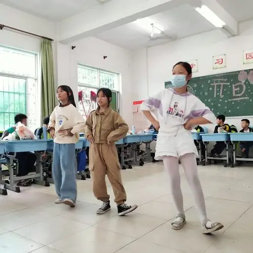 吉阳区南丁小学六年级庆元旦