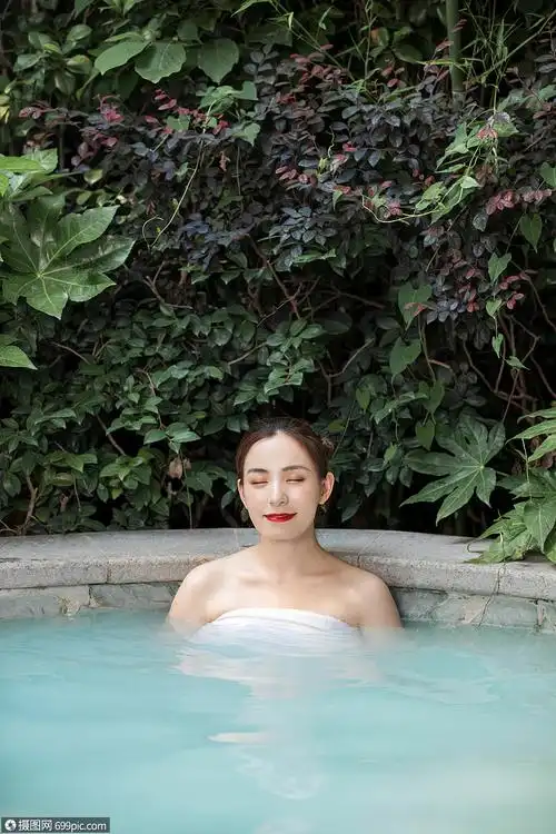 女性泡温泉