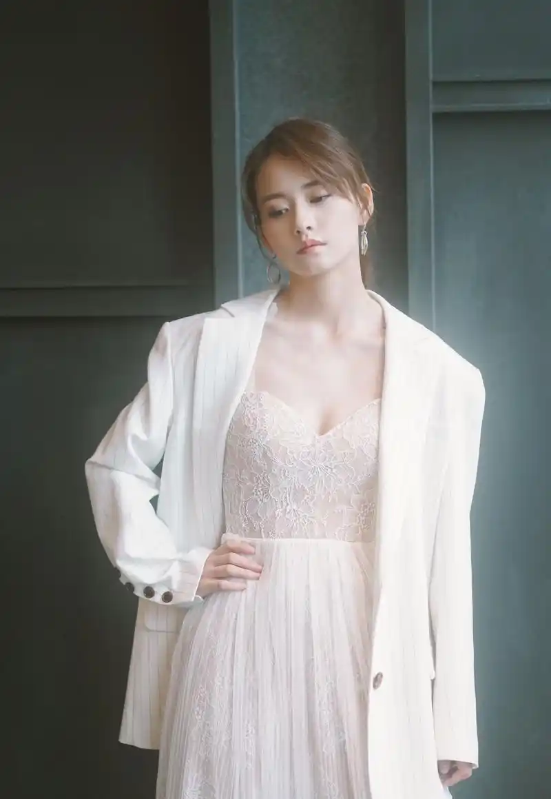 30岁柴碧云厉害了,穿格纹西装 纱裙复古摩登,金色耳环意外好看