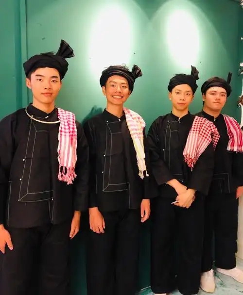 走进桂南民俗博物馆十二民族饰居壮族男子服饰