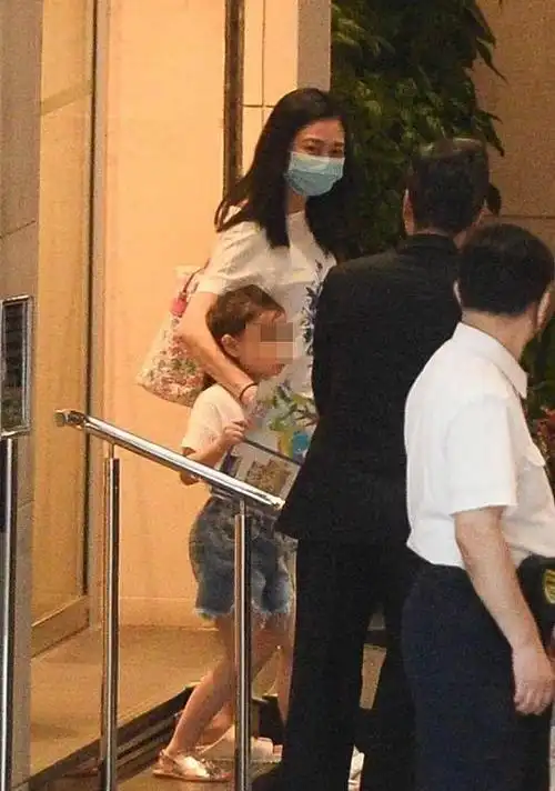 刘德华老婆带女儿出行罕见露笑脸太贤惠女儿穿亲子装好出挑