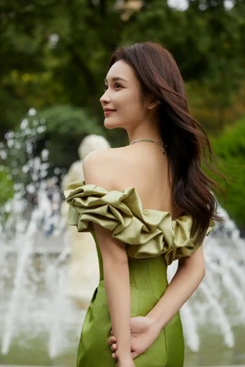 近日,王一菲在上海时装周上成为全场焦点!