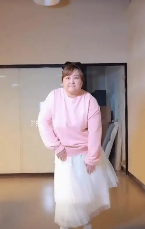 并且她的裙装多于裤装,半身裙能够回避腿型或者腿部肉肉的不足,简直是