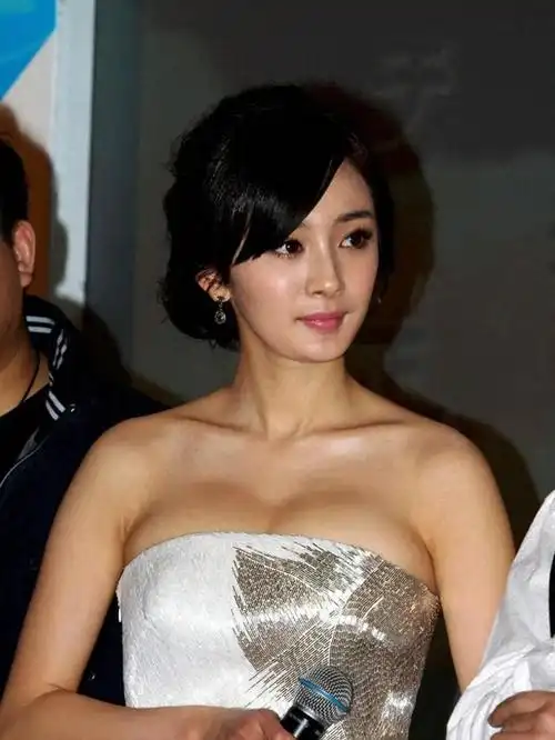 杨幂早期《孤岛惊魂》发布会,呼之欲出的身材衣服都快装不下了