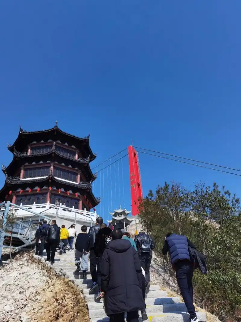 灵岩火山峰位于象山县中坭村,景区入口附近有停车场,开车过去还屎很