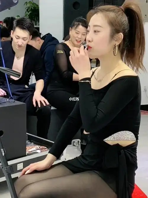 果果不不和妈妈,美爆的一家人!#广场舞  #果果不不  #吉特巴  #水兵舞