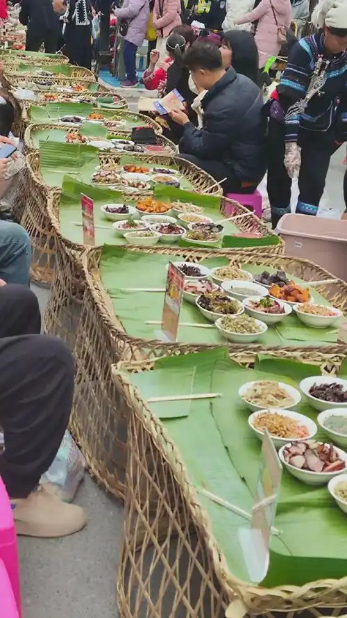 云南省红河州绿春县喜迎哈尼新年设宴席四千余桌万人共享长街宴