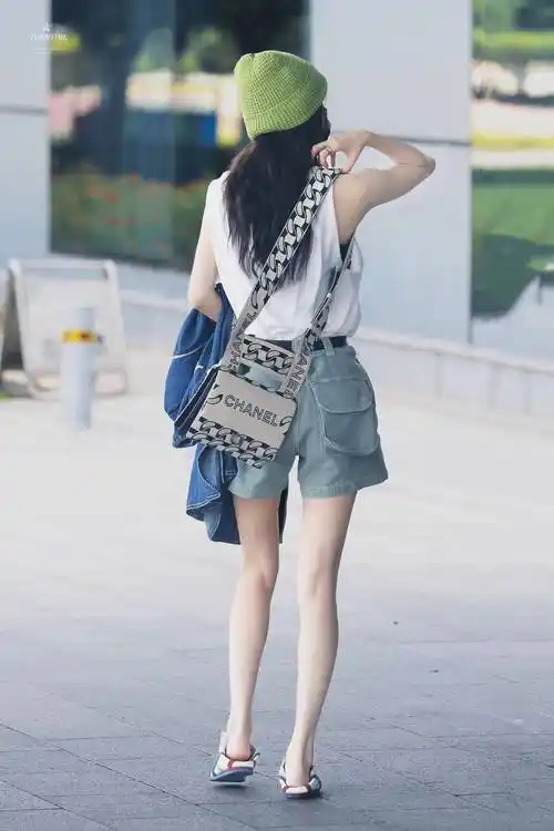 杨幂不愧是街拍的神!穿短袖戴绿帽子素颜惊艳机场,大长腿太辣了