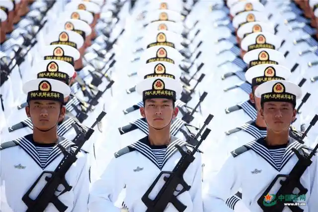 一袭白衣威武霸气,海军方队高清大图来袭