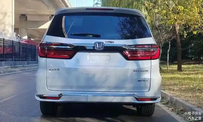总结起来,本田艾力绅作为一款豪华车型,不仅在外观设计上兼具力量感和