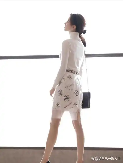 刘诗诗冒着危险去法国看秀!全身香奈儿惊艳机场,身材暴瘦好心疼