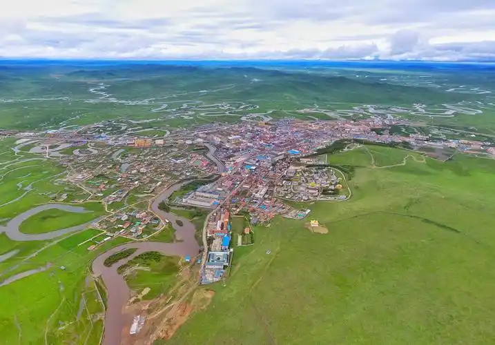 四川省阿坝藏族羌族自治州若尔盖县县城,热曲河(近)和黑河(远)(6月17