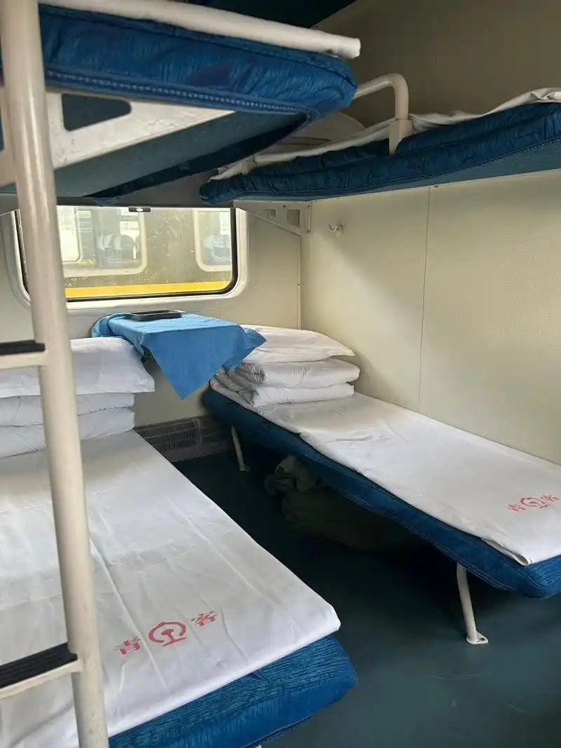 火车硬卧图解6015 下铺还不错,可以坐起身.