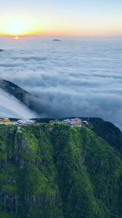 今日分享【峨眉山云海】 峨眉山位于中国四川省峨眉山市境内,在四川