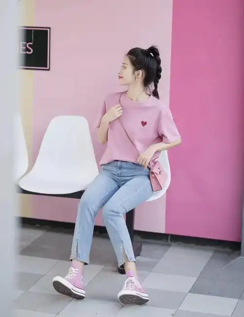 粉色短袖配什么颜色裤子(粉色短袖上衣如何搭配好看)-飞翔百科