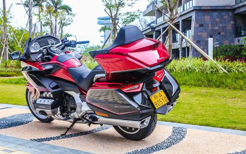 休旅摩托车界公认的王者 试驾新本田金翼gl1800