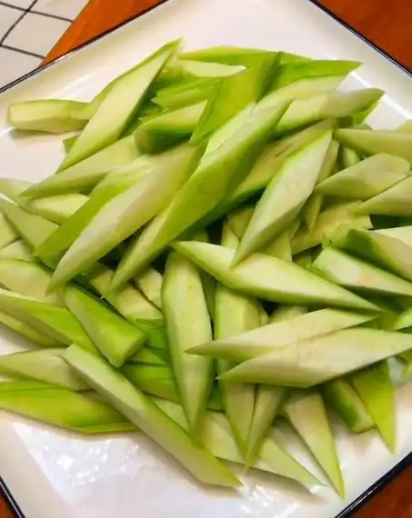 丝瓜炒鸡蛋,丝瓜切成棱形块儿.