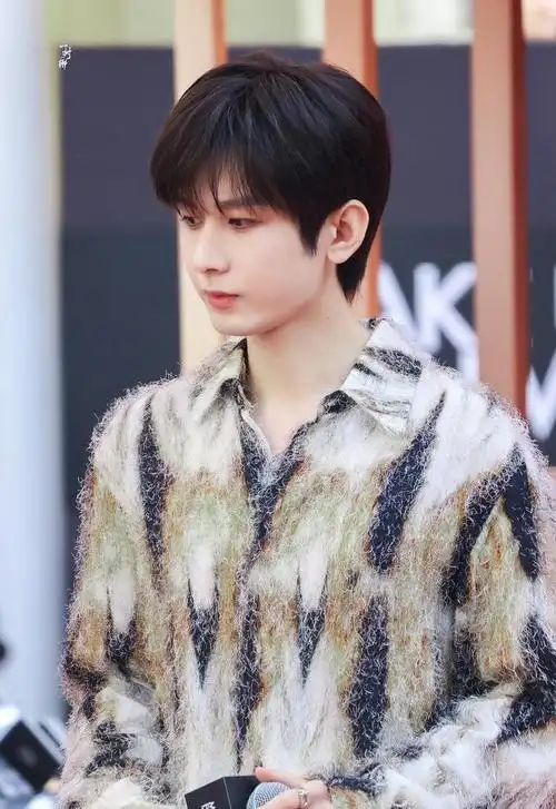 成毅今日活动饭拍图,呆萌可爱