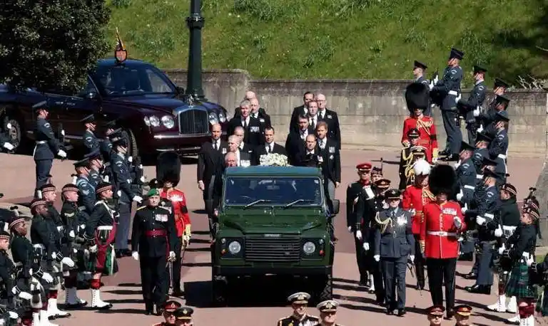 菲利普亲王的葬礼,在温莎城堡,带着沉重的氛围结束