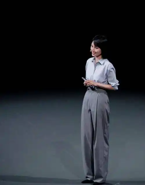 穿衬衫不要只会搭半身裙了,学袁泉搭配"烟管裤",高级洋气_时尚_裤子