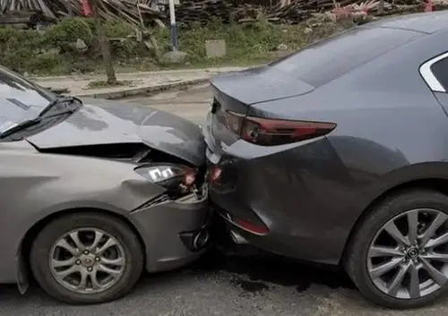 昂克赛拉被长安追尾,看到现场后,网友:不愧是中保研满分选手!