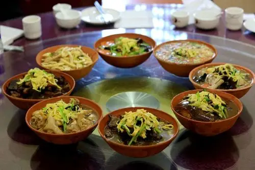 值得推荐的菜肴有:三鲜焖子,小豆腐,八仙宴,韭菜海肠,咸鱼饼子,海鲜