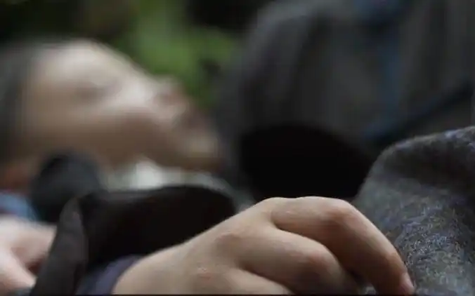 女人为保护孩子不被鬼子发现,失手将其活活捂死在了怀里.