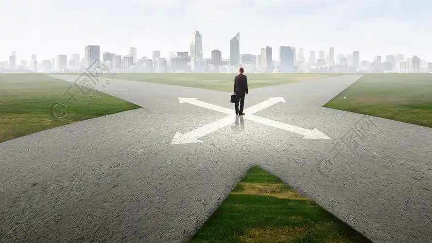 的商人站在十字路口和做出选择的背影选择你的方式