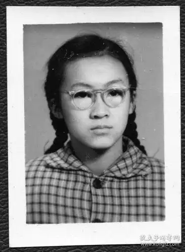 两个麻花辫戴眼镜的女孩子 女学生 方格衬衣 单人照 老照片