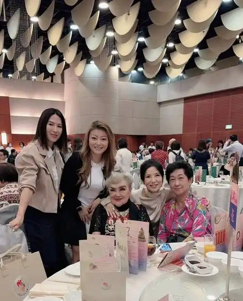 原创关秀媚与叶子楣出席曾志伟生日宴两大性感女神一个素雅一个娇艳