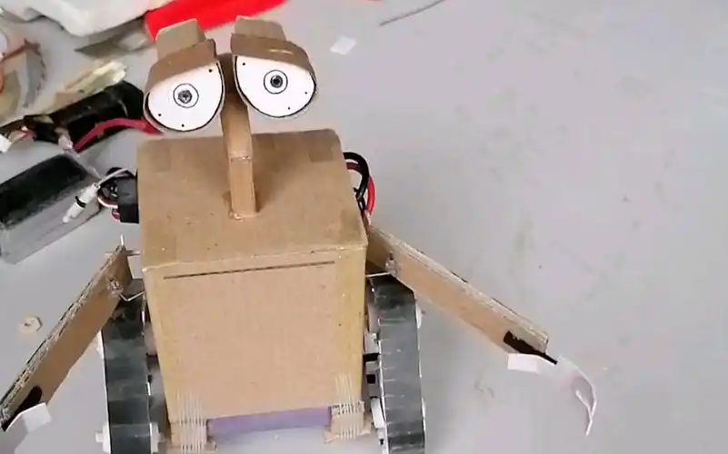 纸盒瓦力硬纸板做的眼睛会亮手臂能动机器人瓦力可能有点粗糙啊