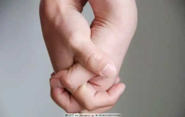 最近很火的情侣握手图当然是十指相插啦大手握小手