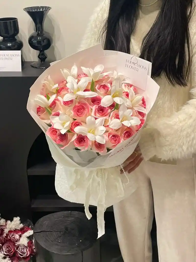 武汉花店|33朵白桃奶盖花束.下周就是平安夜08圣诞节 接下 - 抖音