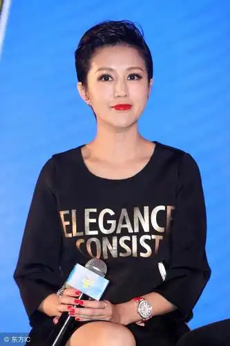 陆毅,鲍蕾夫妇网友:这个坐姿说明了鲍蕾在家里处于领先地位!