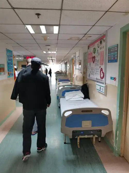 在内蒙古医科大学第二附属医院住院部,来看病的人很多,无奈医院床位